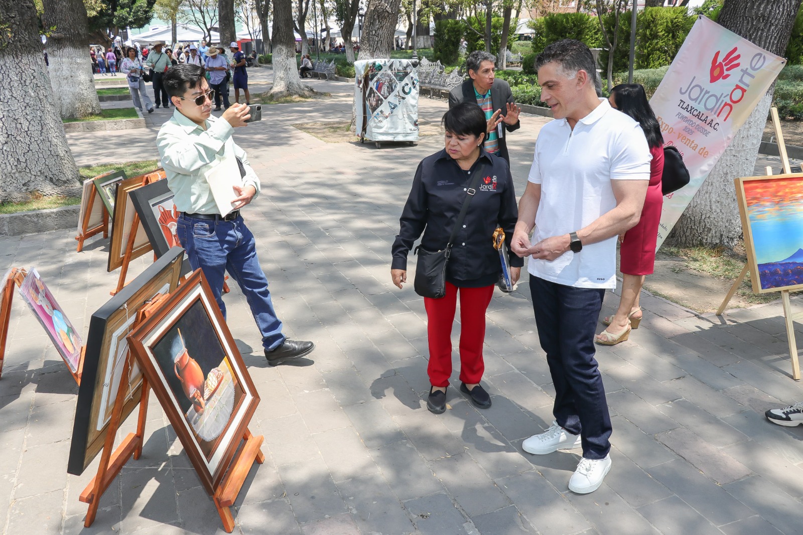 Reconoce asociación 'Jardín del Arte' al presidente Alfonso Sánchez por devolverles espacio en Plaza de la Constitución
